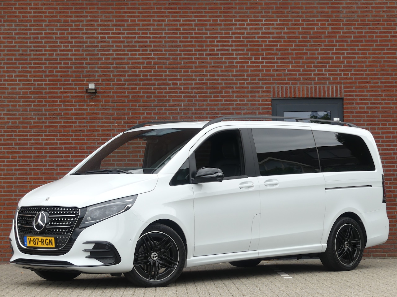 Mercedes-Benz V-klasse - 220D Lang Dubbel Cabine LED/LEER/Trekhaak/Burmester - AutoWereld.nl