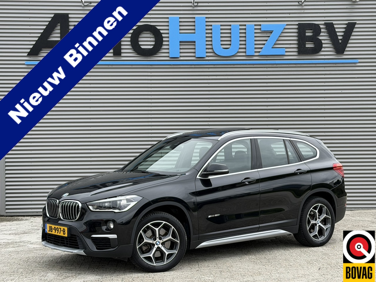 BMW X1 - sDrive20i xLine Leder Panoramadak HiFi Pakket Head-Up Display PDC Afn. Trekhaak Sportstoel - AutoWereld.nl