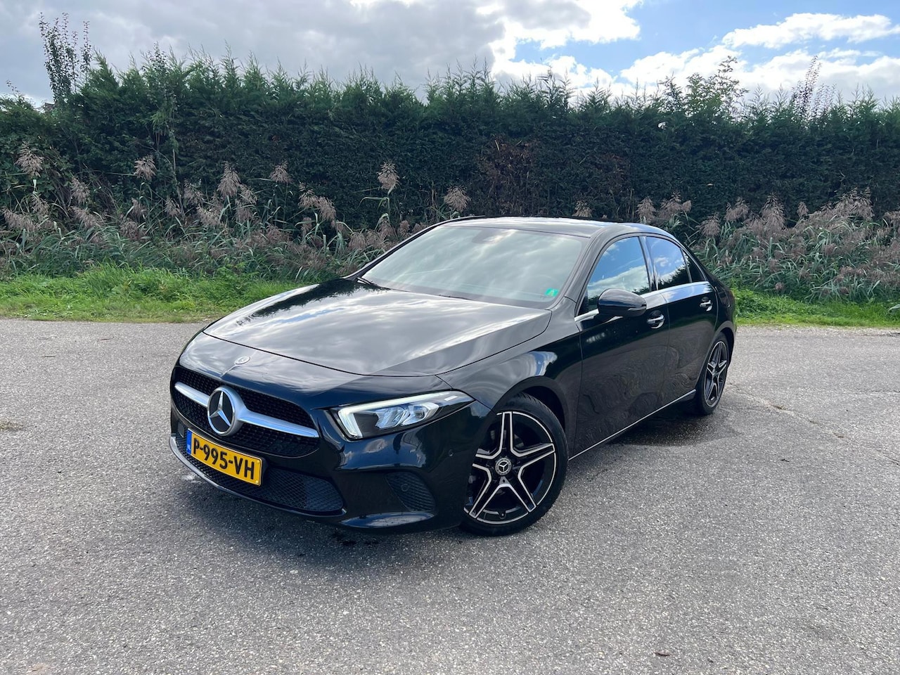 Mercedes-Benz A-klasse - 180 AMG WIDESCREEN SPORTSTOELEN CARPLAY LED - AutoWereld.nl