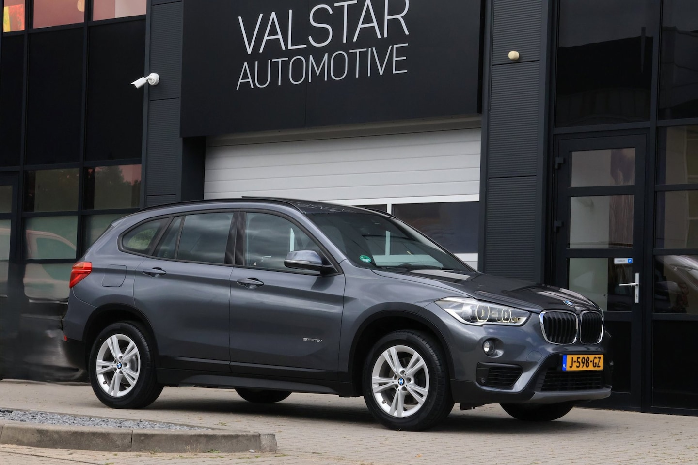 BMW X1 - SDrive18i High Executive | Trekhaak | Pano | LED | LEDER! - AutoWereld.nl