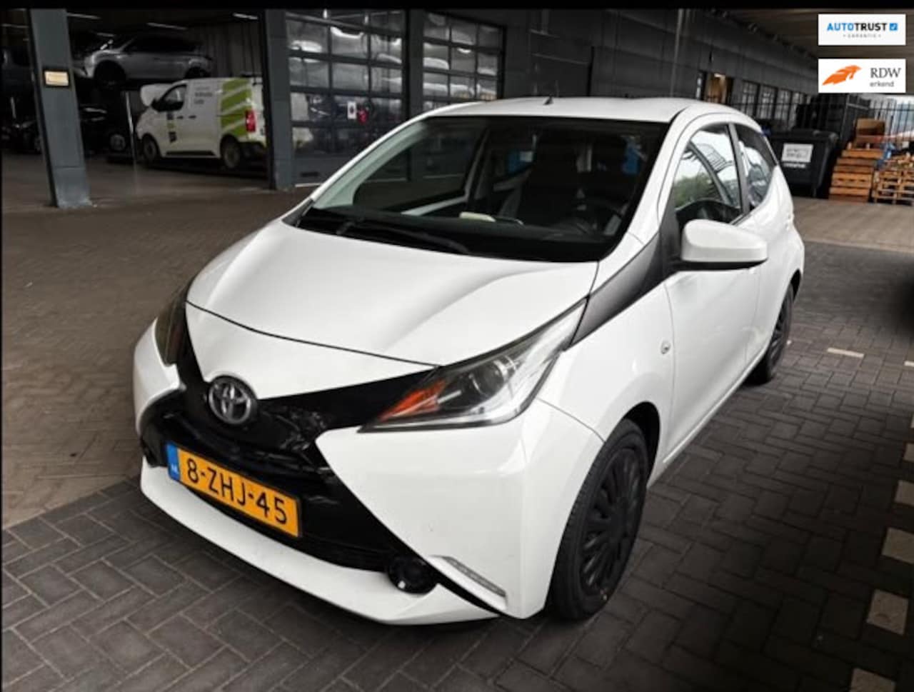 Toyota Aygo - 1.0 VVT-i x-play AIRCO APK T/M 12-9-2027 - AutoWereld.nl