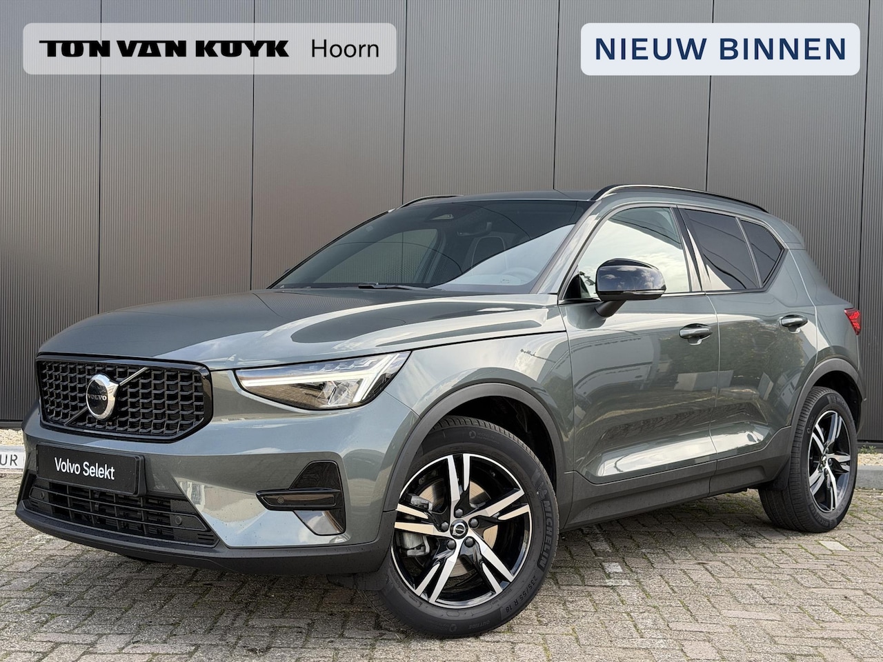Volvo XC40 - 2.0 B4 Plus Dark Elektr. stoelverstelling / Harman Kardon Audio / Trekhaak/ Keyless Drive - AutoWereld.nl