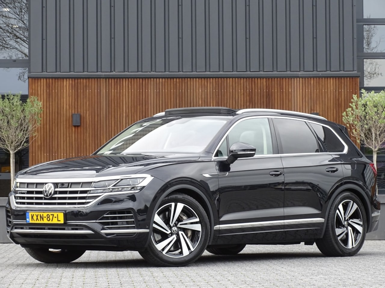 Volkswagen Touareg - 3.0 TSI e-Hybrid 381PK / pano / matrix / 360° - AutoWereld.nl