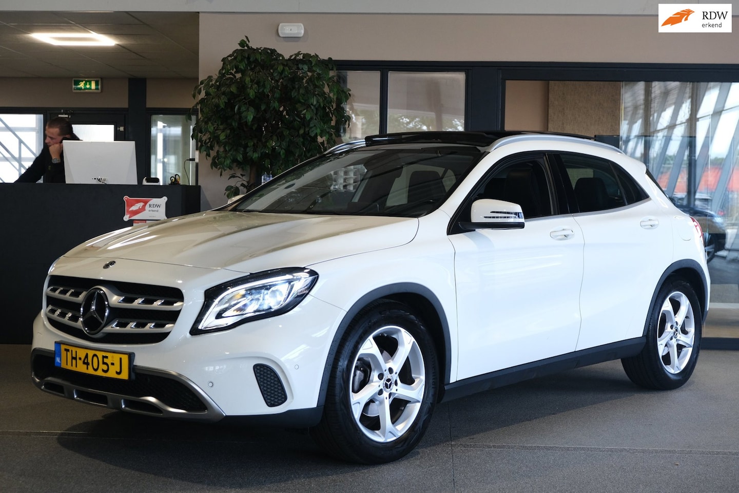 Mercedes-Benz GLA-Klasse - 180 Ambition Pano Trekhaak Cam PDC Navi Airco - AutoWereld.nl