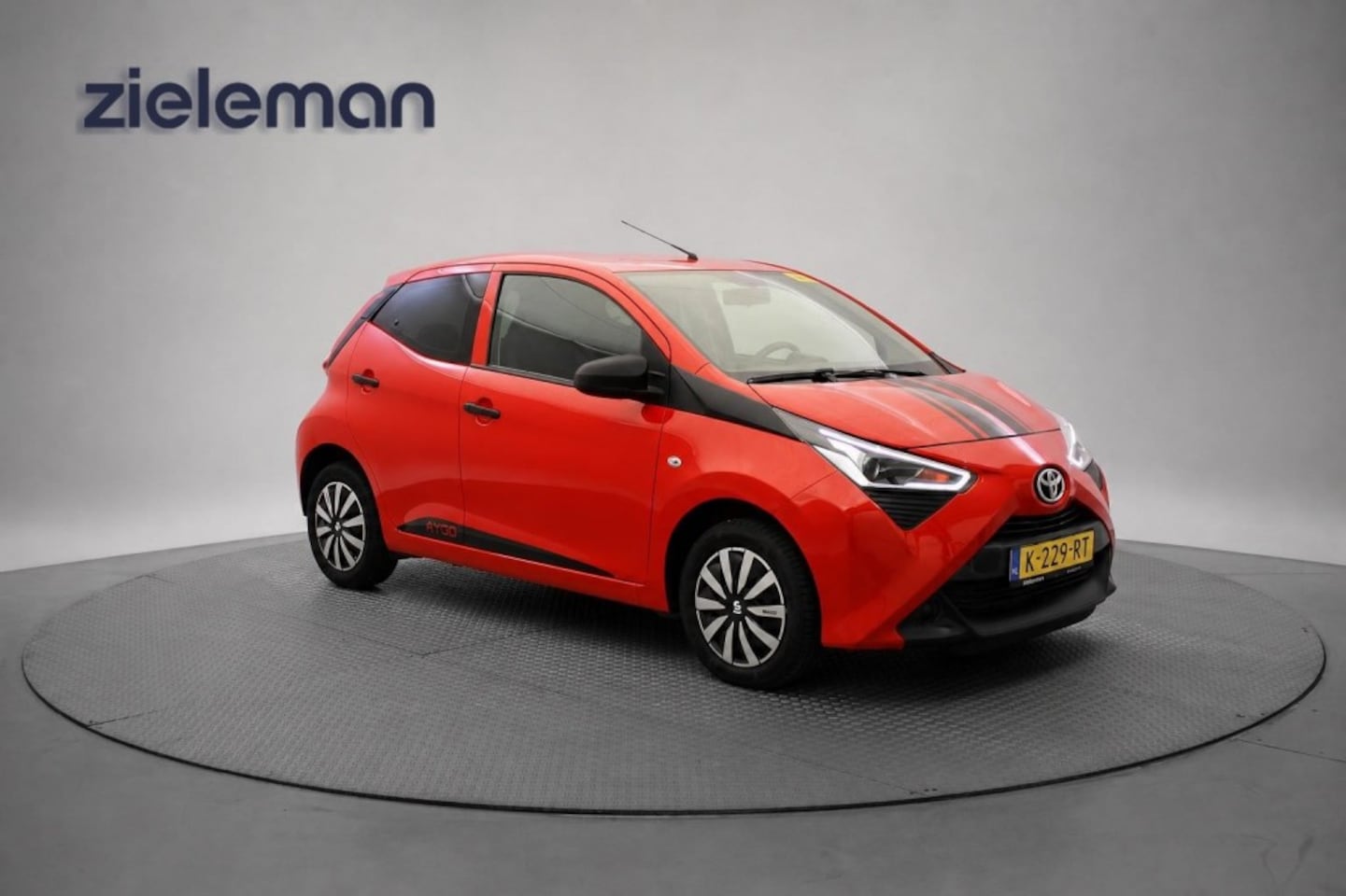 Toyota Aygo - 1.0 VVT-I X-Fun Sport 5 Deurs - Airco, Multifunctioneel stuur, Bluetooth - AutoWereld.nl