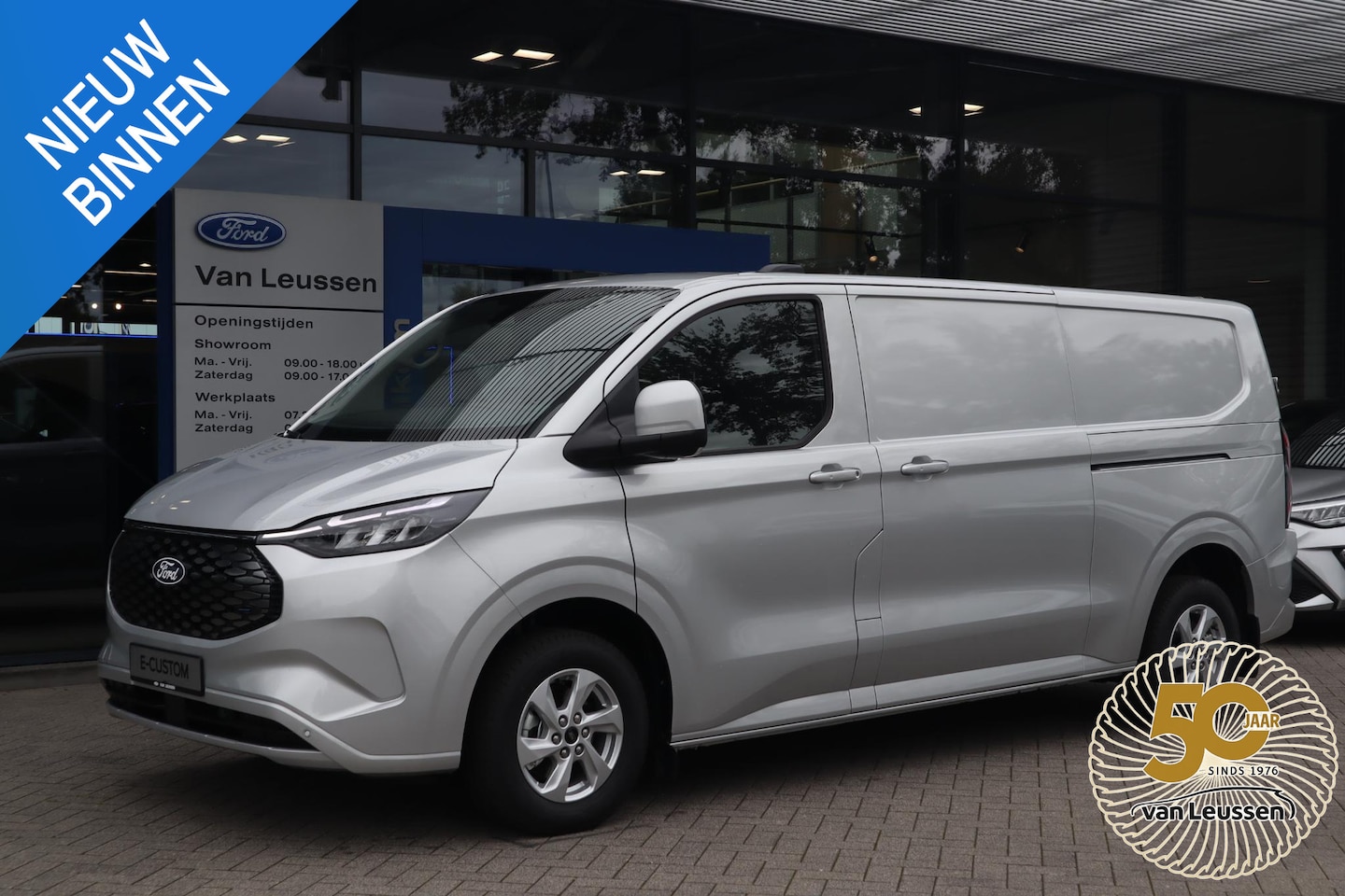 Ford Transit Custom - E-Transit 340 L2H1 LIMITED 71KWH 218PK 3-PERSOONS 2x SCHUIFDEUR TREKHAAK STOELVERWARMING C - AutoWereld.nl