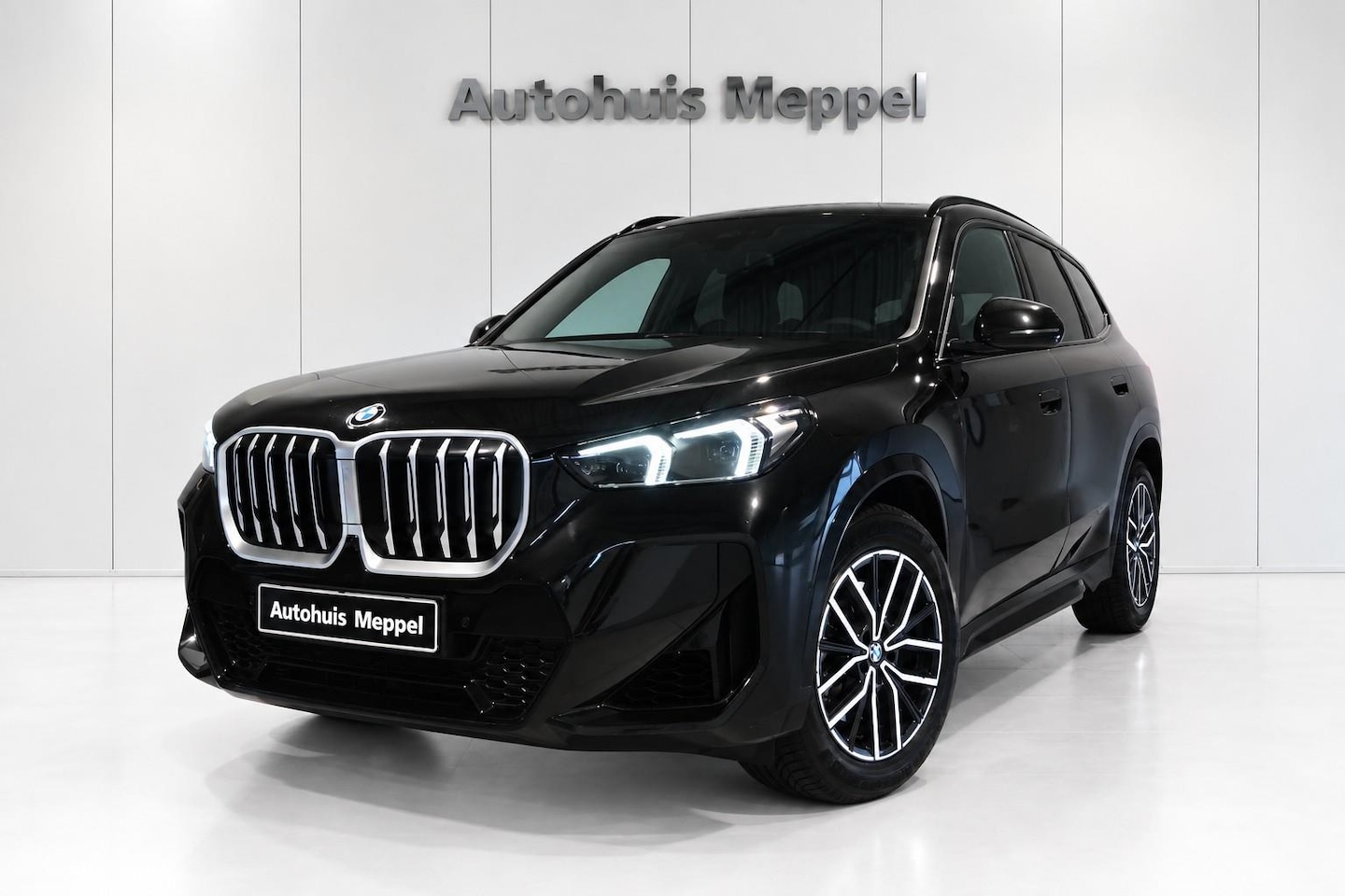 BMW X1 - xDrive23i M-Sport*DrivingPro*360-Camera*Trekhaak*Head-up*LED - AutoWereld.nl