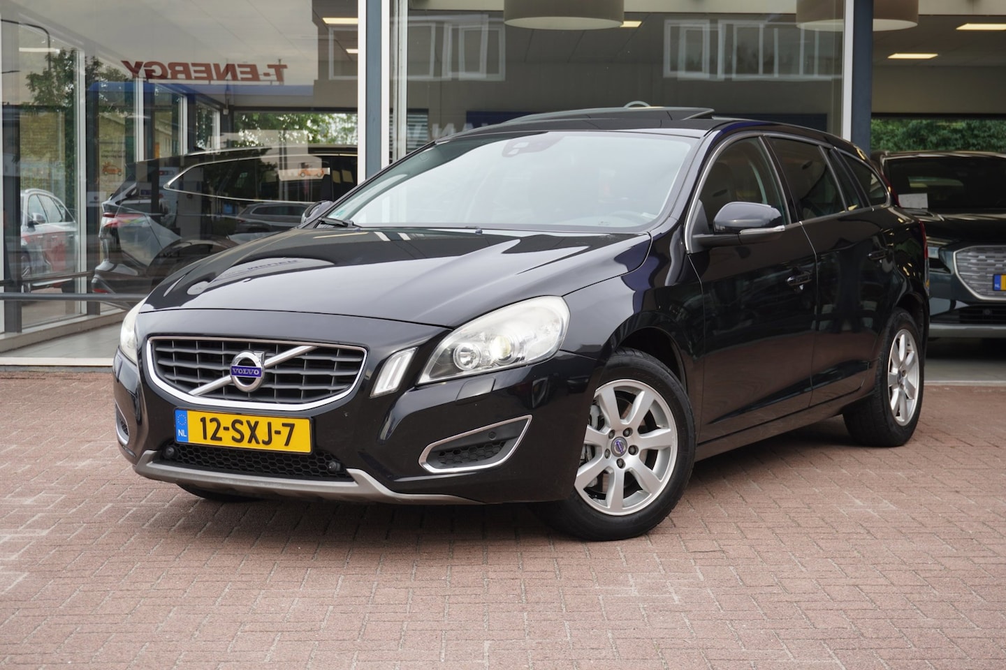 Volvo V60 - 2.0T Summum Automaat | Airco | Navigatie | Elek. pakket | Youngtimer | Inruil mogelijk - AutoWereld.nl