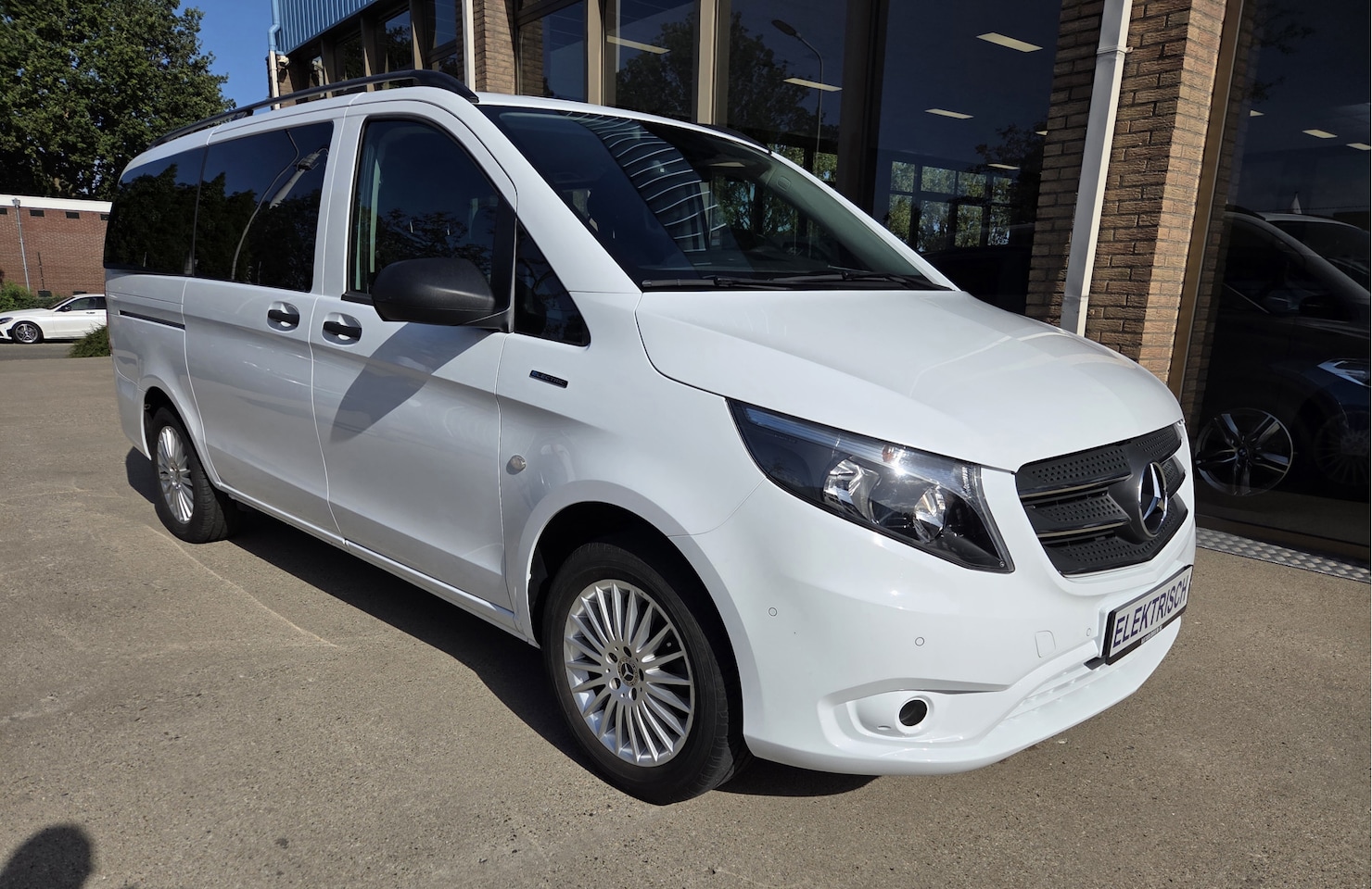 Mercedes-Benz eVito Tourer - PRO L2 8-Persoons Airco L & R Schuifdeur Command Navigatie Zwart leder - AutoWereld.nl