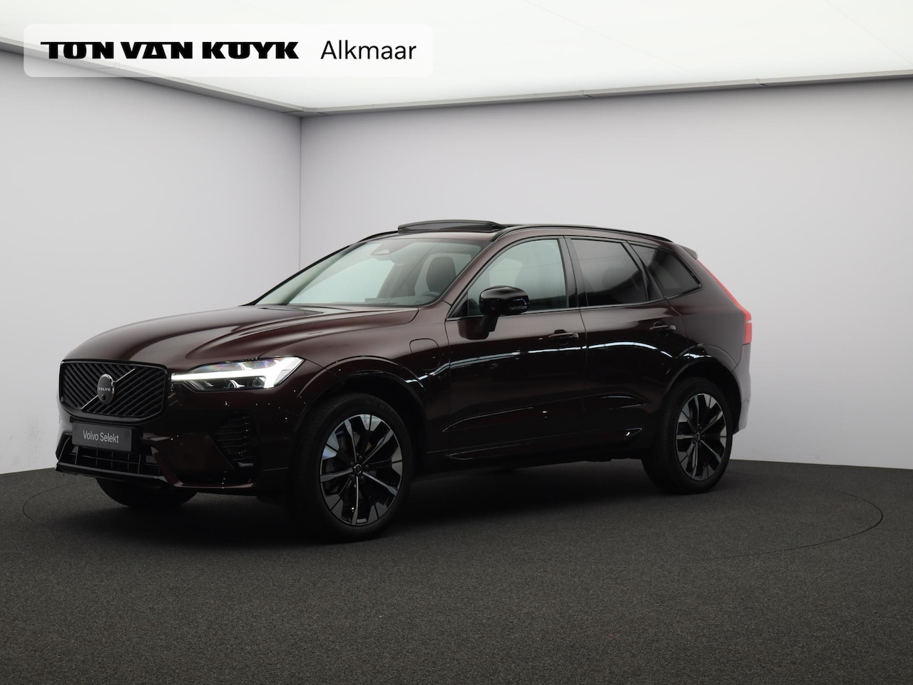 Volvo XC60 - 2.0 T6 Plug-in hybrid AWD Ultra Dark / Trekhaak / Luchtvering / Panorama dak / 360 camera - AutoWereld.nl