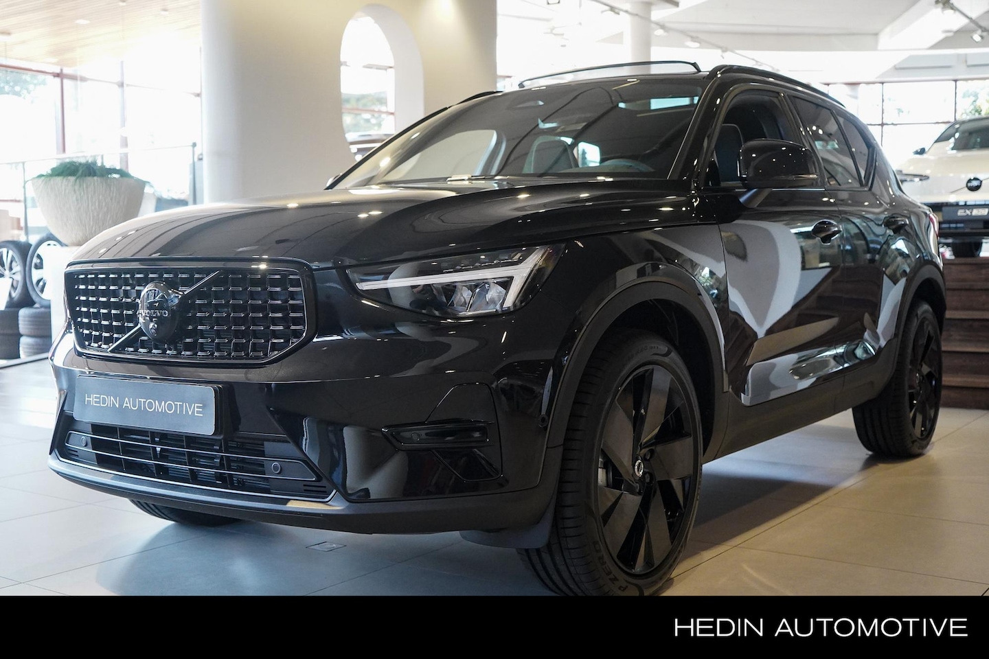 Volvo XC40 - 2.0 B4 Plus Black Edition Panorama Dak | 20'' Black Ed Velgen | Elek Verstelbare Stoelen | - AutoWereld.nl