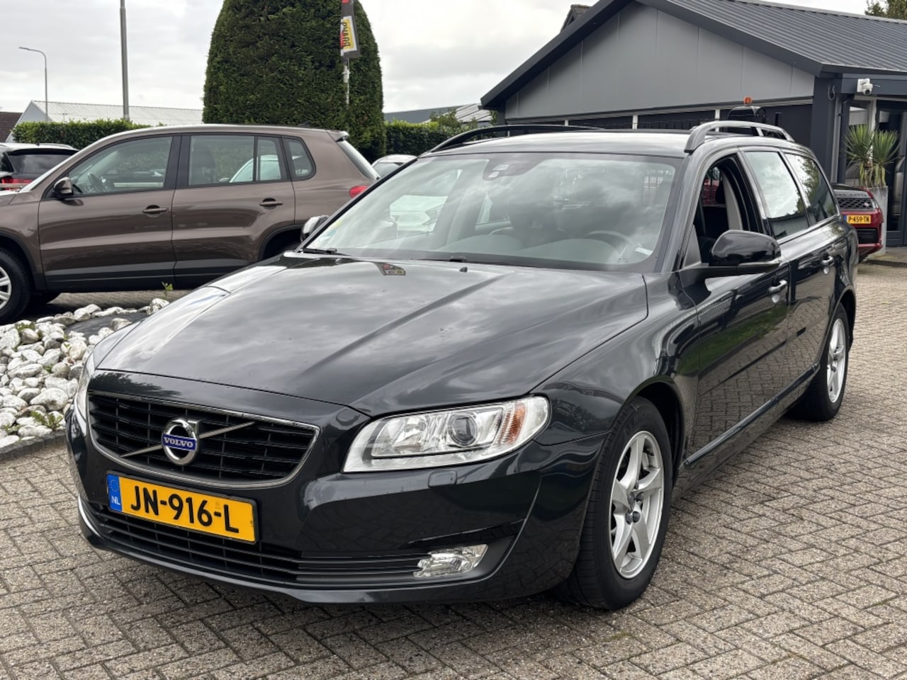 Volvo V70 - 2.0 D2 Dynamic Edition 2016 NL Auto Trekhaak Xenon - AutoWereld.nl