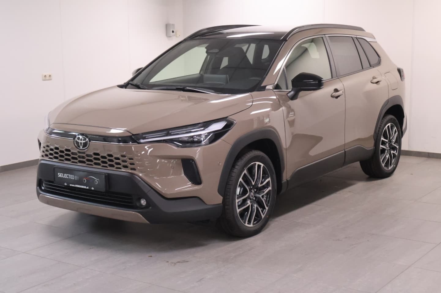 Toyota Corolla Cross - Hybrid 180 Executive | AWD | 4x4 | Direct leverbaar - AutoWereld.nl