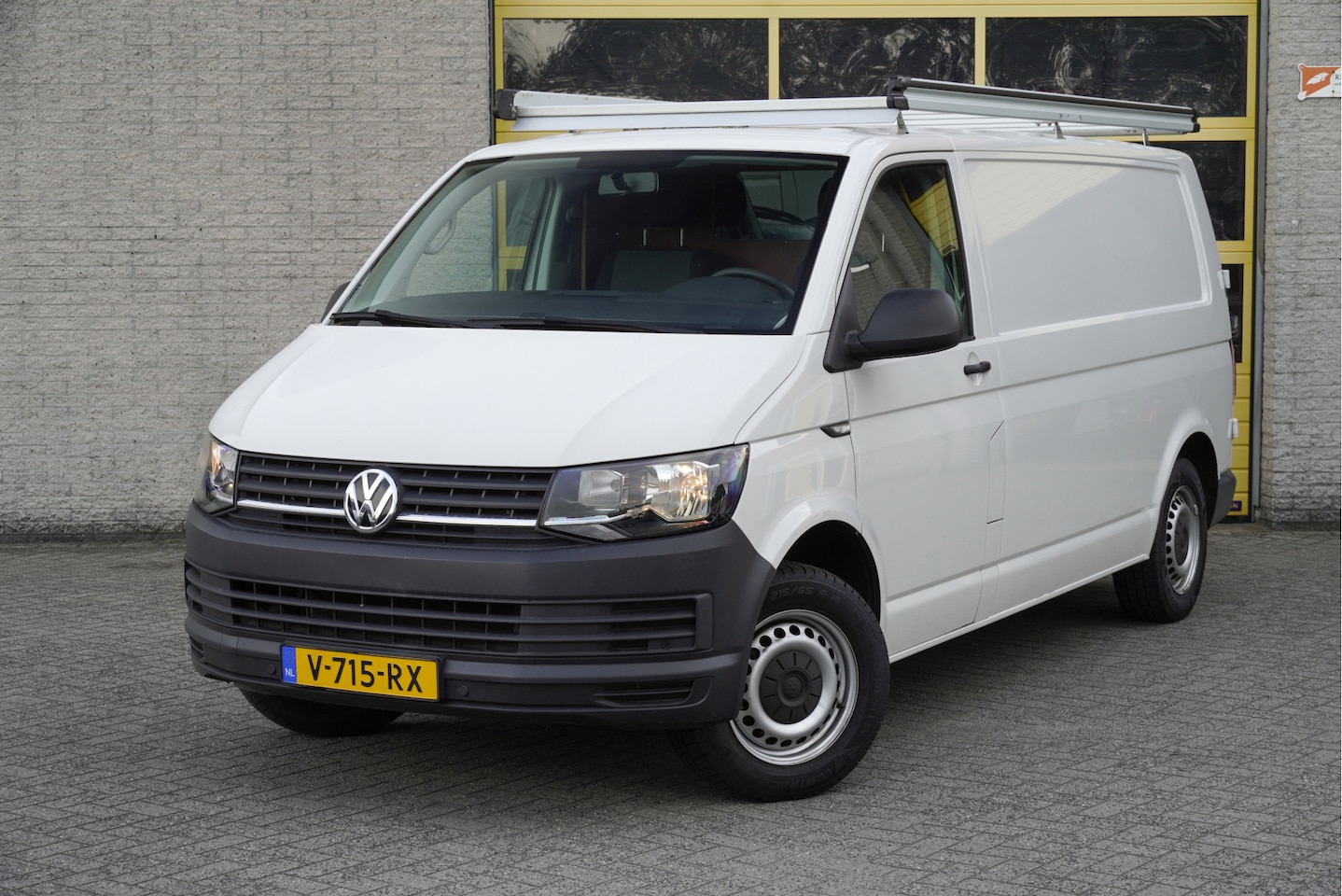 Volkswagen Transporter - 2.0 TDI L2H1 Comfortline BJ2018 Pdc | Trekhaak | Airco | Cruise control | Extra getint gla - AutoWereld.nl