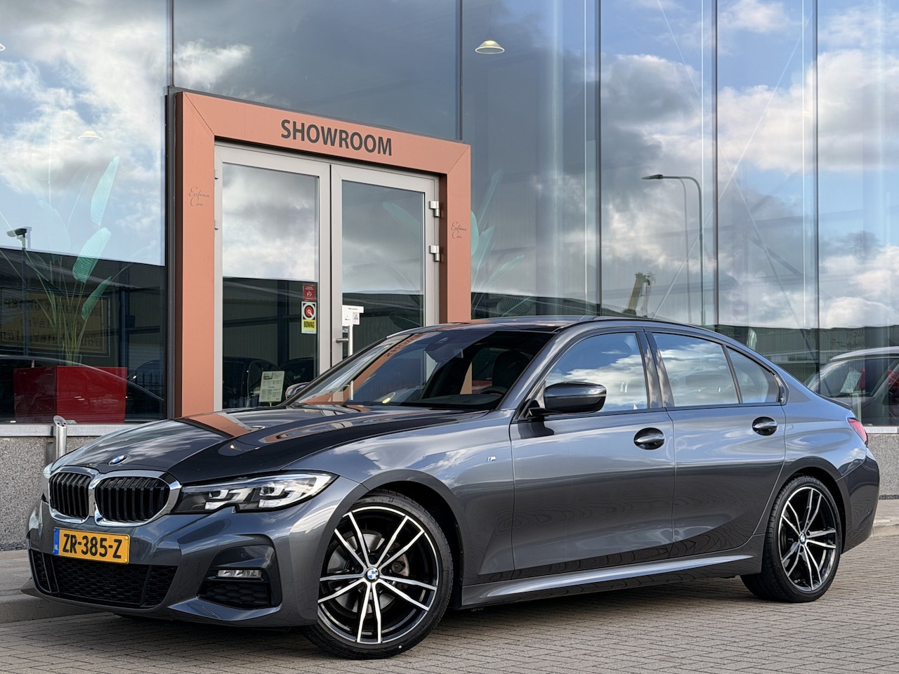 BMW 3-serie - 320i M-Sport | Cruise | M Zetels | Apple Carplay | Navi | Sfeerverlichting | - AutoWereld.nl
