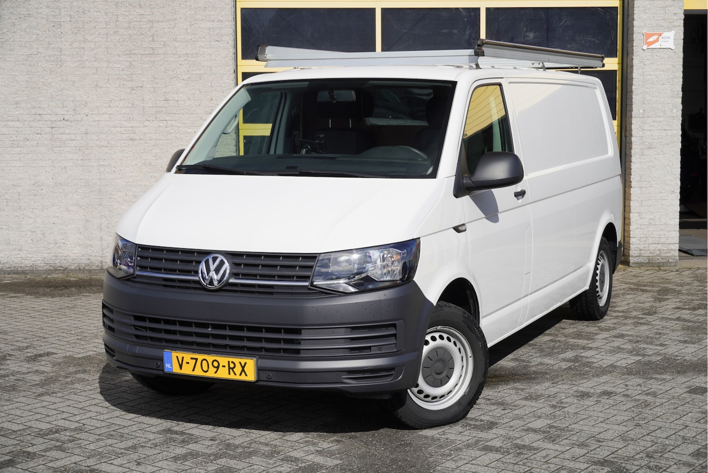 Volkswagen Transporter - 2.0 TDI L2H1 Comfortline BJ2018 Pdc | Trekhaak | Airco | Cruise control | Extra getint gla - AutoWereld.nl