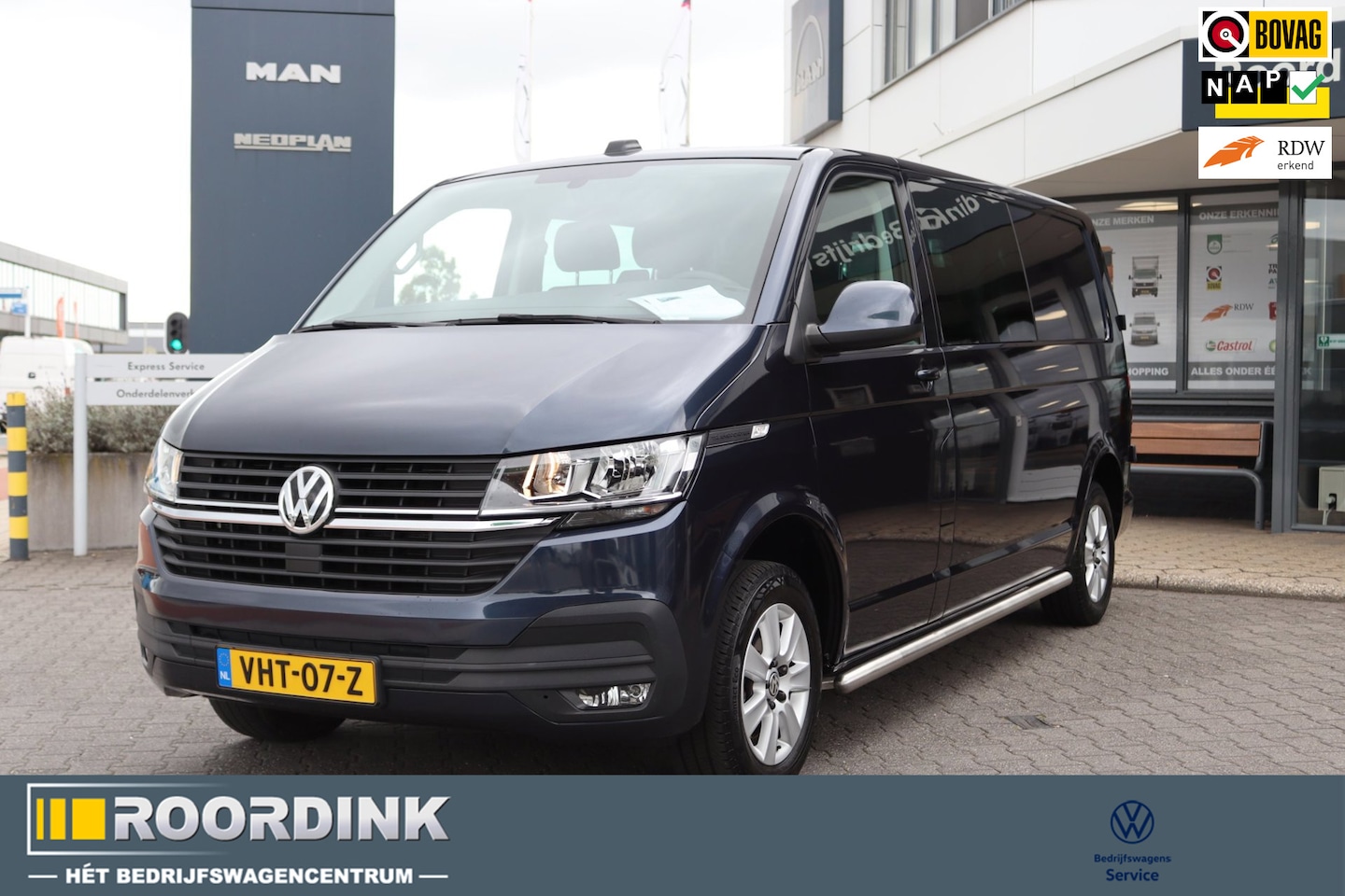 Volkswagen Transporter - T6 - 150 pk L2H1 DC LMV, bumpers in kleur, trekhaak, PDC - AutoWereld.nl