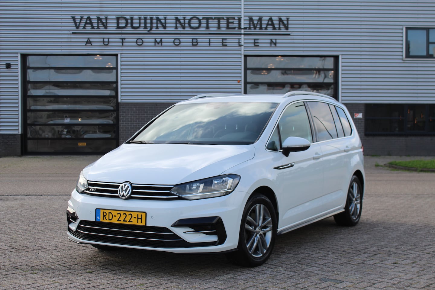 Volkswagen Touran - 1.6 TDI SCR Highline Business R 7p 1.6 TDI SCR Highline Business R 7p / Automaat / N.A.P. - AutoWereld.nl