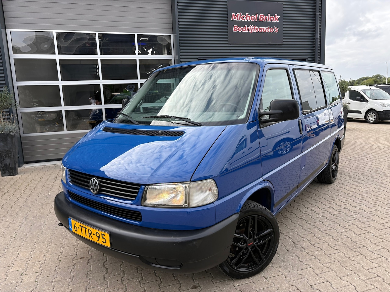 Volkswagen Transporter Kombi - Caravelle 9 Persoons - AutoWereld.nl