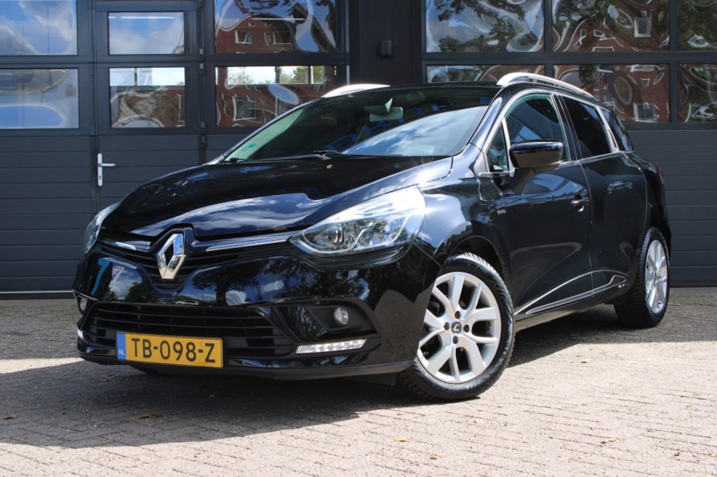 Renault Clio - 0.9 TCE LIMITED  Parkeer sensoren / Cruise control / Trekhaak - AutoWereld.nl
