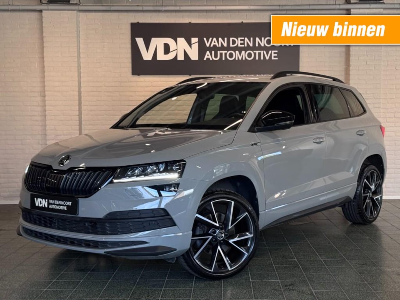 Skoda Karoq - 1.5 TSI Sportline Business Trekhaak Stoel- en stuurverw 19'' - AutoWereld.nl