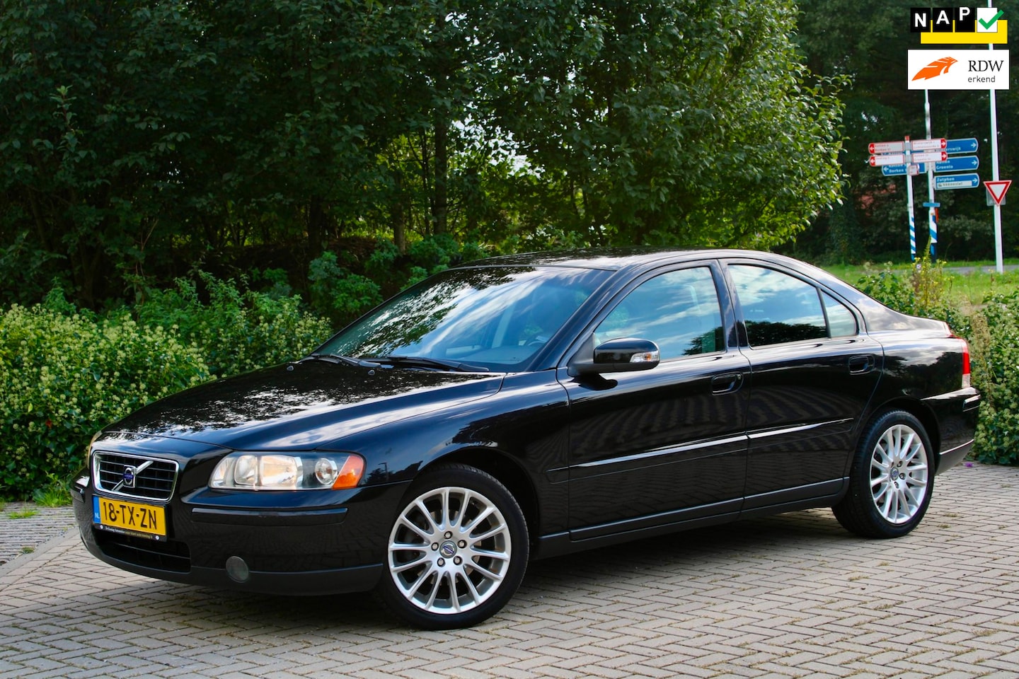 Volvo S60 - 2.4 Momentum|automaat|stoelverwarming||airco|navi - AutoWereld.nl