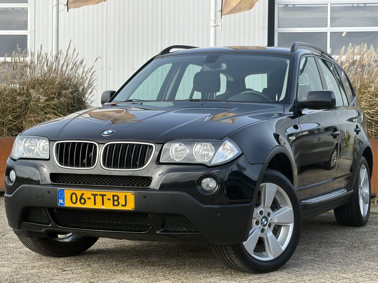BMW X3 - 2.0i Executive 150pk | Airco automatisch | Cruise control | Lichtmetalen velgen 18" | Park - AutoWereld.nl