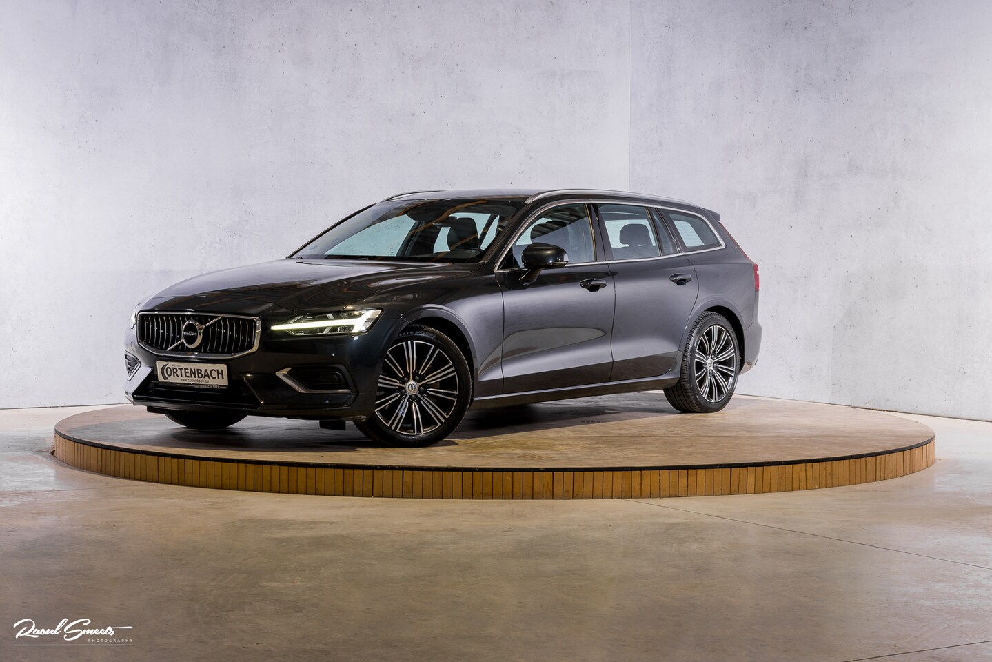 Volvo V60 - 2.0 T5 Inscription | Zwenkbare trekhaak | Metallic | Apple carplay | Cruise control | - AutoWereld.nl
