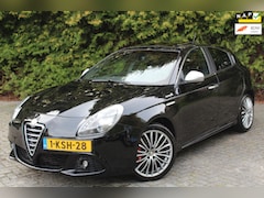 Alfa Romeo Giulietta - 1.4 T Business Executive 170PK | AUTOMAAT | Climate Control | Leder | Navigatie | PDC | Cr