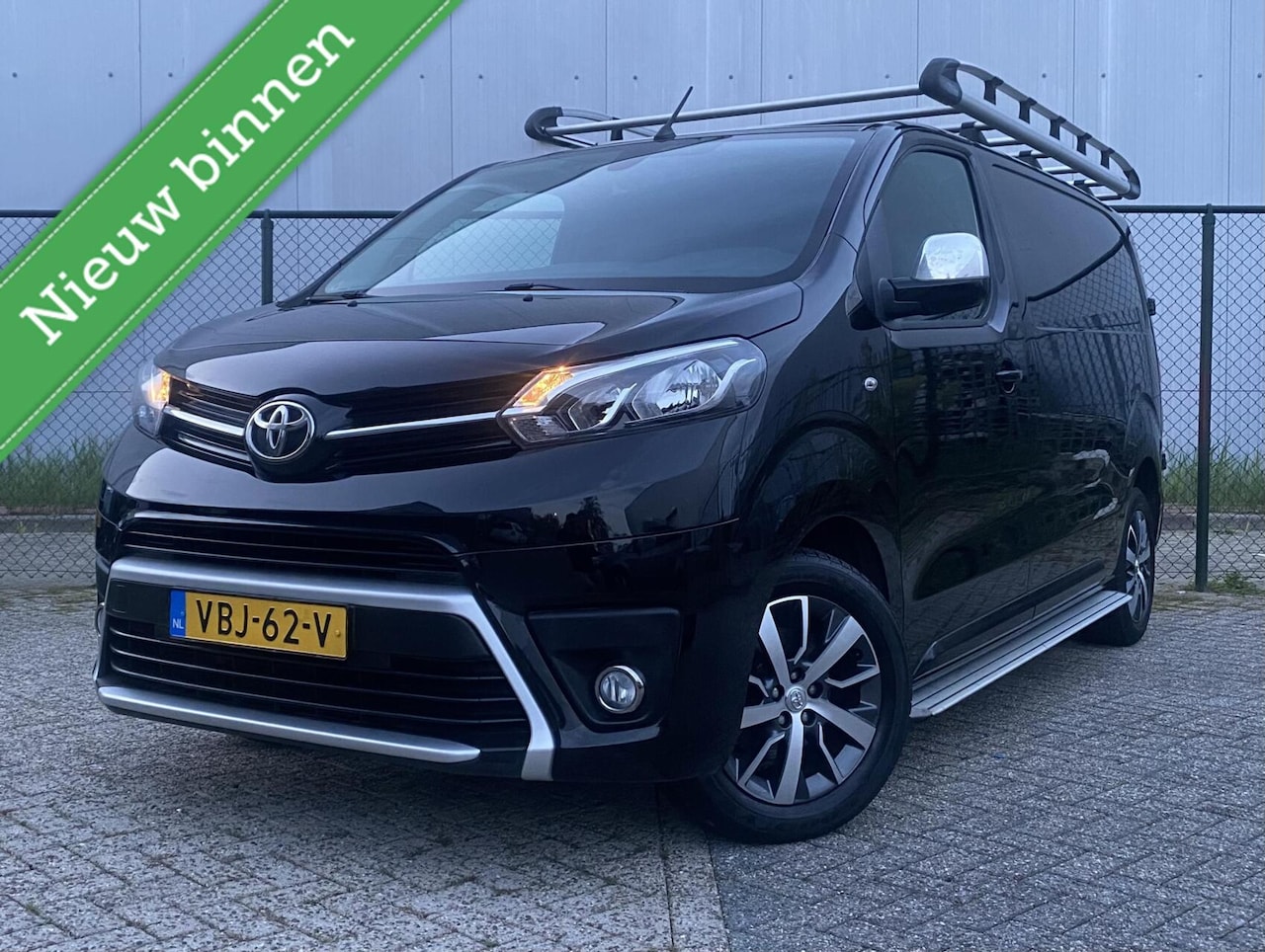 Toyota ProAce Worker - 2.0 D-4D Professional | Leder | Treeplanken | Dakdrager | Navi + Camera | Dealer onderhoud - AutoWereld.nl