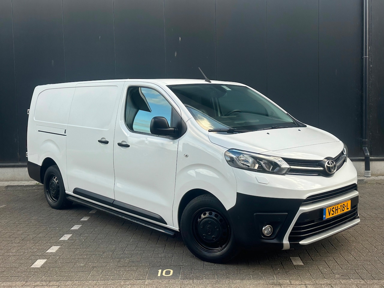 Toyota PROACE Long Worker - 2.0 D-4D Black Line - AutoWereld.nl