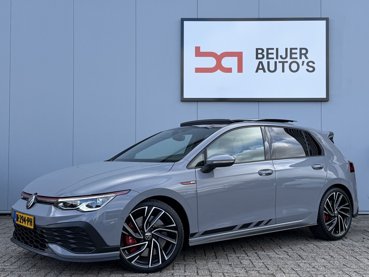 Volkswagen Golf - 2.0 TSI GTI Performance Schuifdak/Dealer/19inch. - AutoWereld.nl
