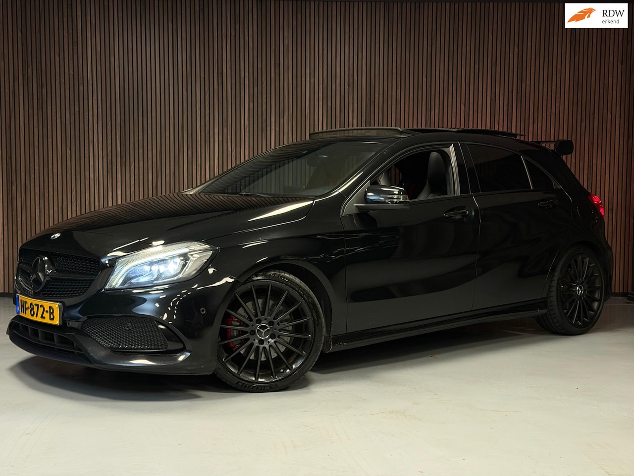 Mercedes-Benz A-klasse - 250 Sport AMG/BRABUS UITGEVOERD/PANO/ACHTERUITRIJCAMERA/KUIPSTOELEN/RODE GORDELS/ZEER NETT - AutoWereld.nl