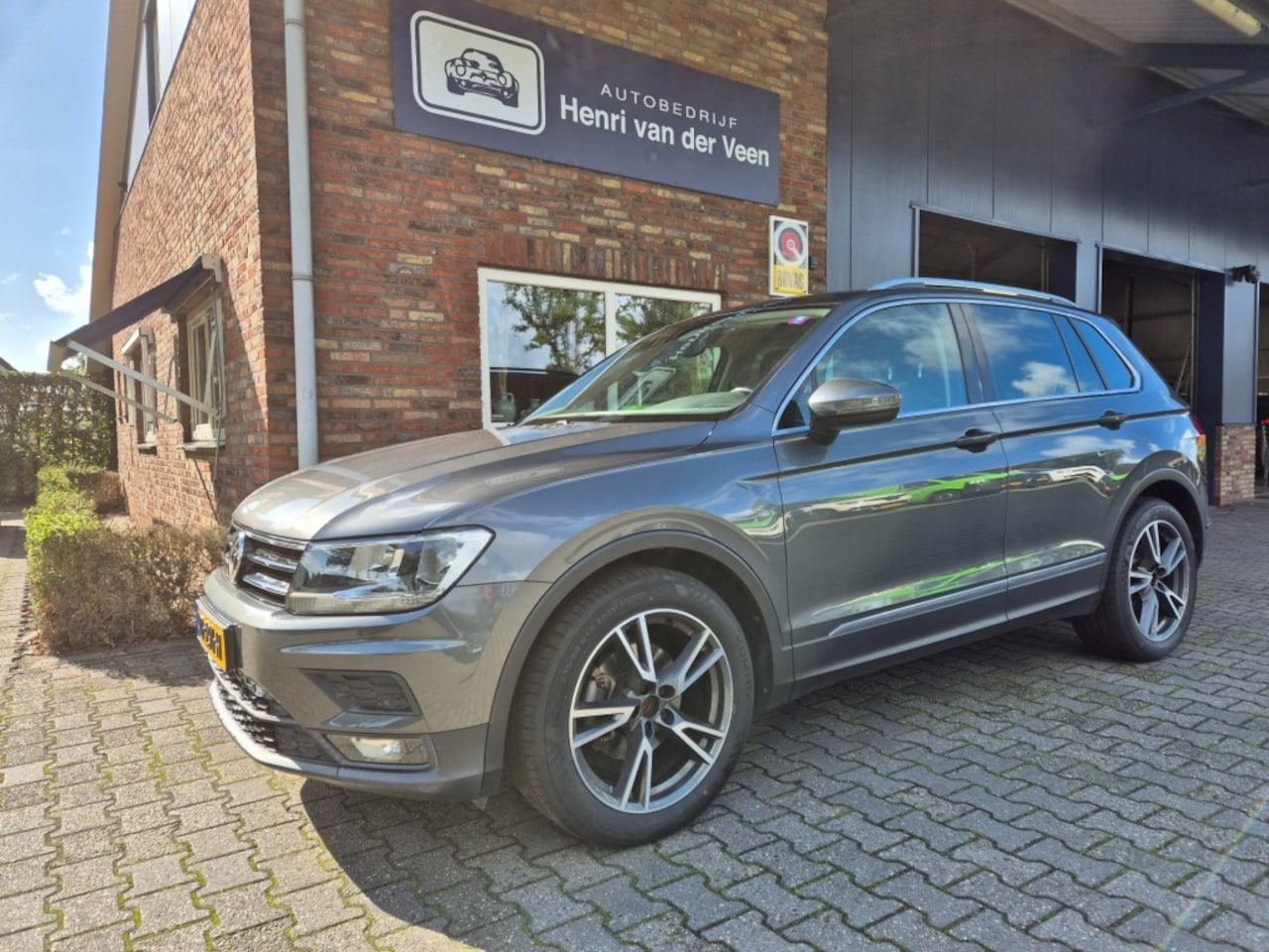 Volkswagen Tiguan - 1.4 TSI ACT Comfort Business, Trekhaak, Carplay, Stoelverwarming, Automaat, ALL IN prijs! - AutoWereld.nl