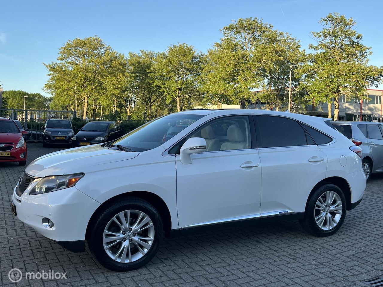 Lexus RX 450h - 4WD President LEDER, Panoramadak, Dealer onderhouden! Fijne auto met 18" LMV met All Seaso - AutoWereld.nl