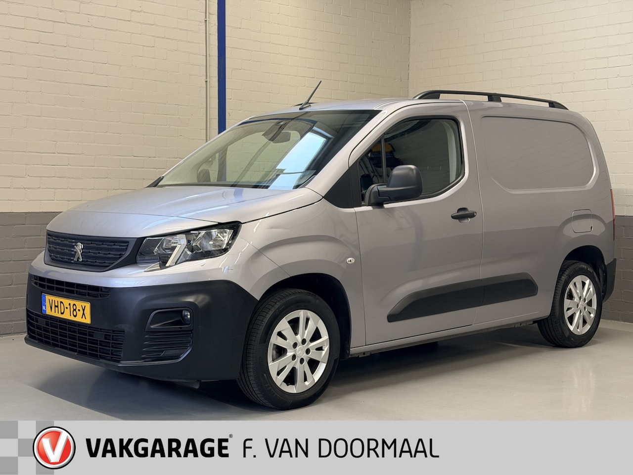 Peugeot Partner - 1.5 BlueHDI Premium | Carplay | Trekhaak | 3-Pers. - AutoWereld.nl