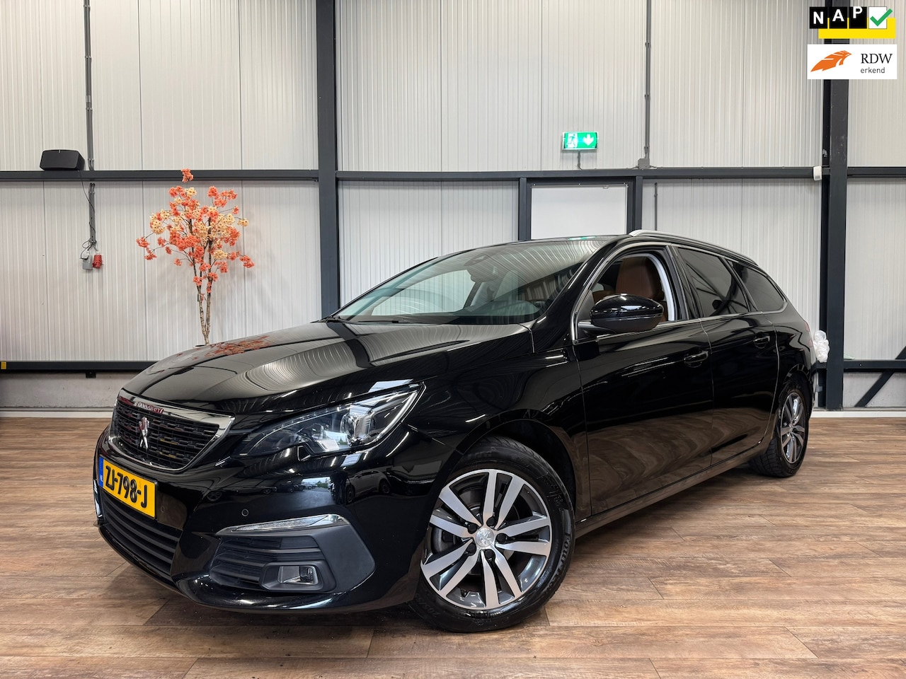 Peugeot 308 SW - 1.2 PureTech Blue Lease Premium / LEDER / PANORAMA-DAK / CRUISE / NAVI / CLIMA / - AutoWereld.nl