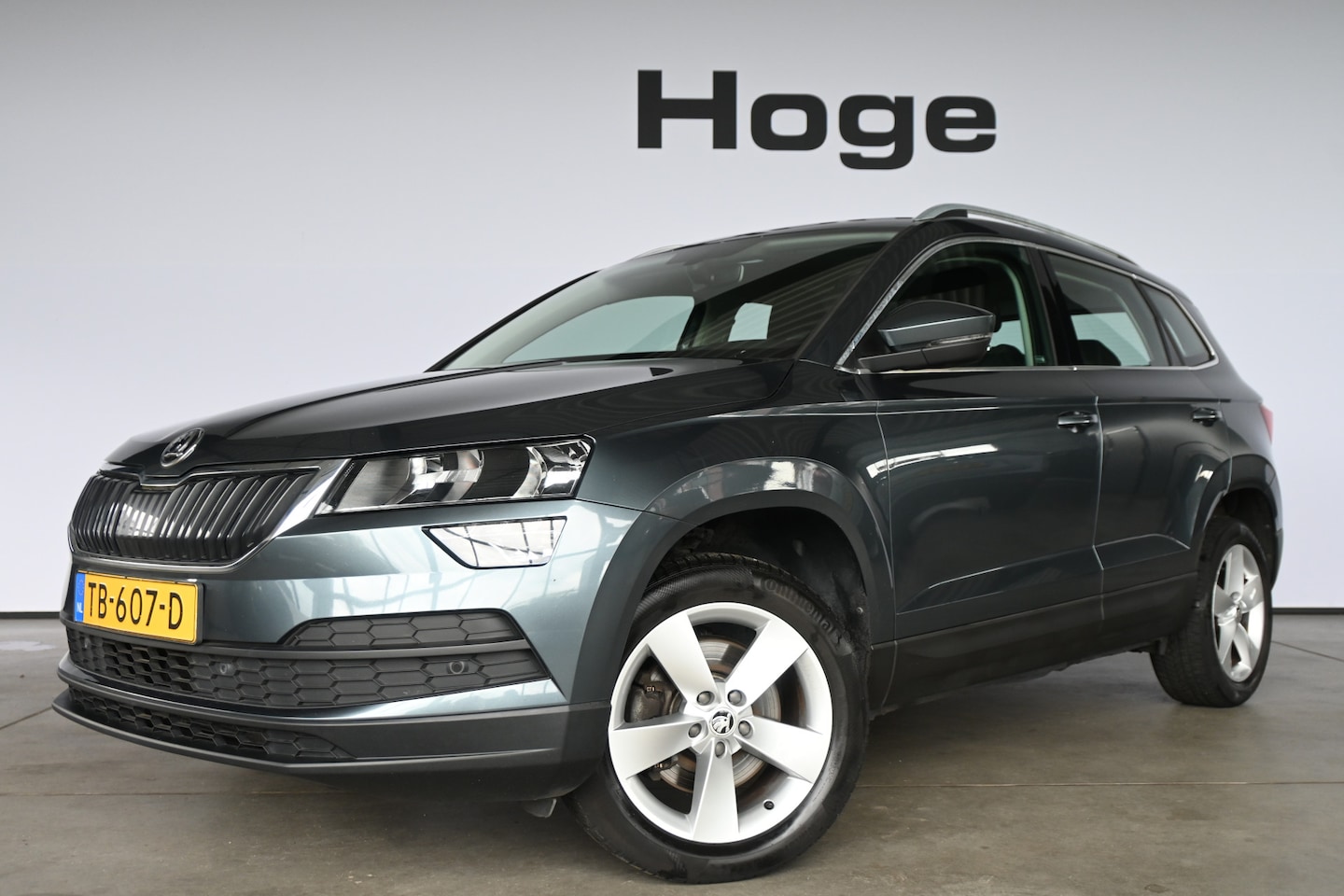 Skoda Karoq - 1.0 TSI Ambition Business Automaat Cruise Clima Trekhaak Navigatie CarPlay Goed Onderhoude - AutoWereld.nl