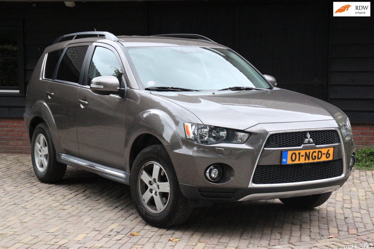 Mitsubishi Outlander - 2.0 Intro Edition Navigatie/camera/Parkeersensor/bijgeluid automaatbak - AutoWereld.nl