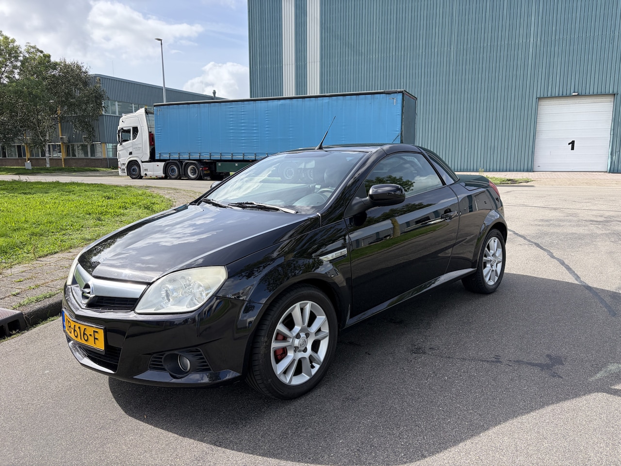 Opel Tigra TwinTop - 1.4-16V Enjoy Automaat 90 PK. Leuke inruilauto voor de liefhebber !!! Net nieuwe distribut - AutoWereld.nl