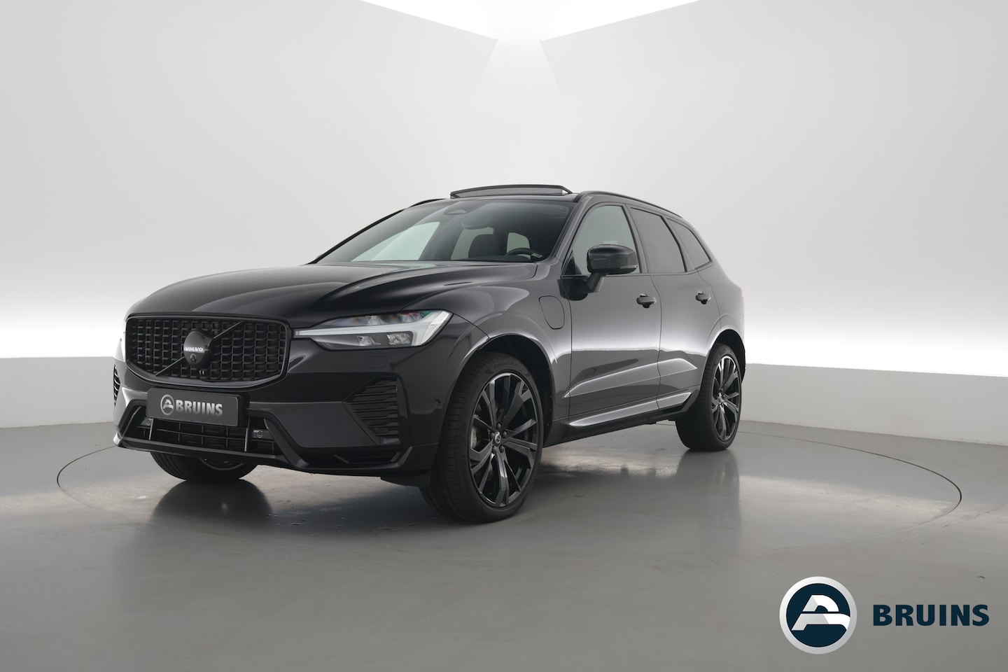 Volvo XC60 - 2.0 T8 Plug-in hybrid AWD Ultra Black Edition | Pano | HUD | 360Cam | Trekhaak | Harman & - AutoWereld.nl