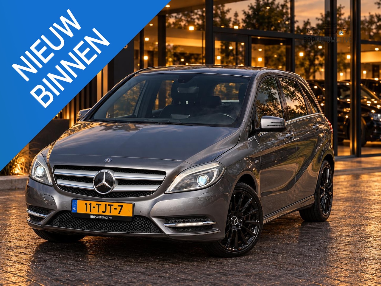 Mercedes-Benz B-klasse - 180 Ambition Automaat | Trekhaak | Leer | PDC - AutoWereld.nl