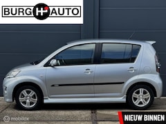 Daihatsu Sirion 2 - 1.3-16V Comfort - AIRCO - EL. RAMEN + SPIEGELS - ACHTERSPOILER - SIDESKIRTS - LM VELGEN