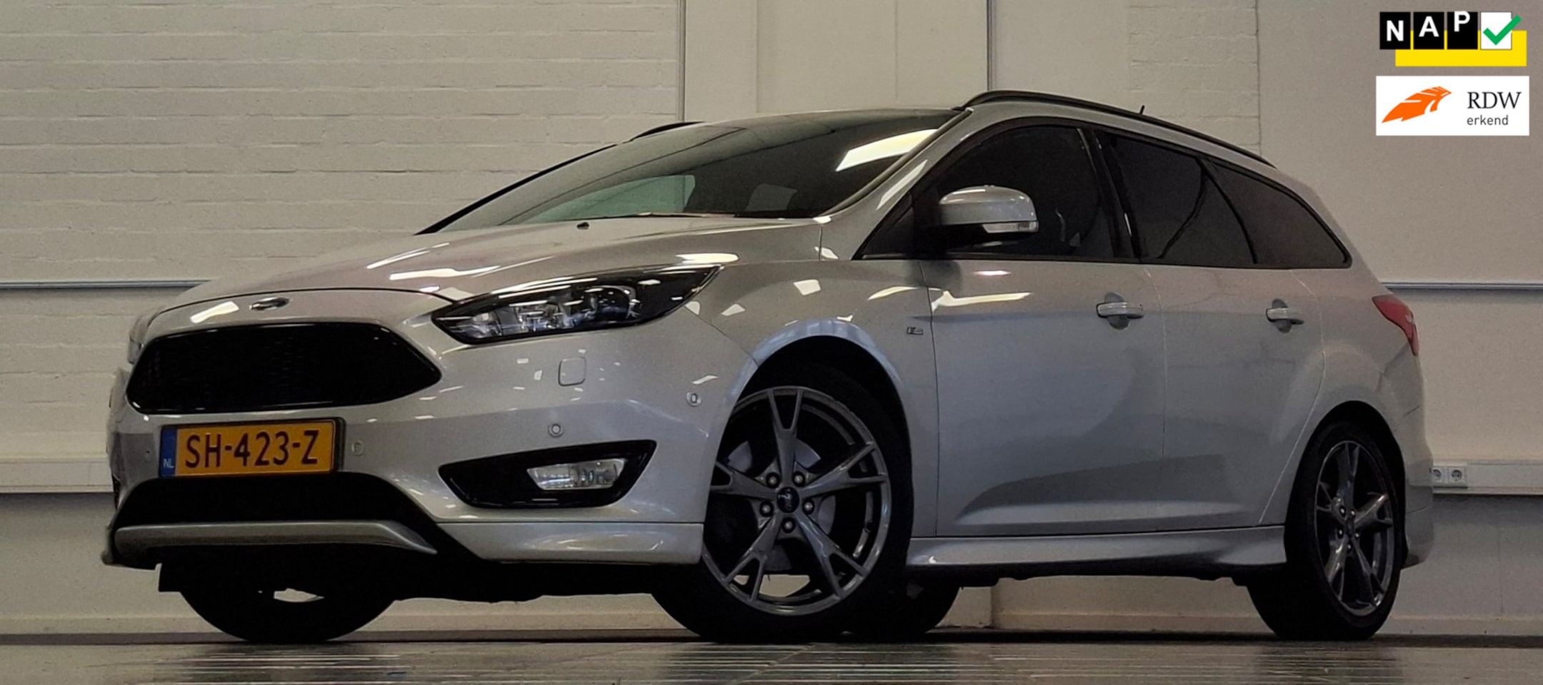 Ford Focus Wagon - 1.5 ST-Line Trekhaak Xenon 100% Dealer onderhouden Mooi! - AutoWereld.nl
