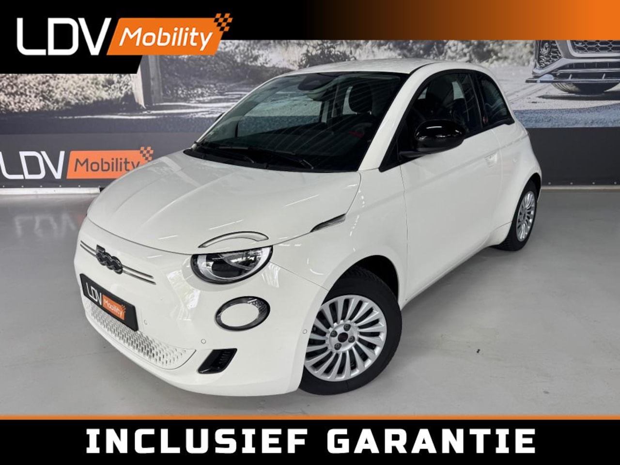 Fiat 500e - RED / Camera / Apple Carplay / All-season banden / 12252 km. - AutoWereld.nl