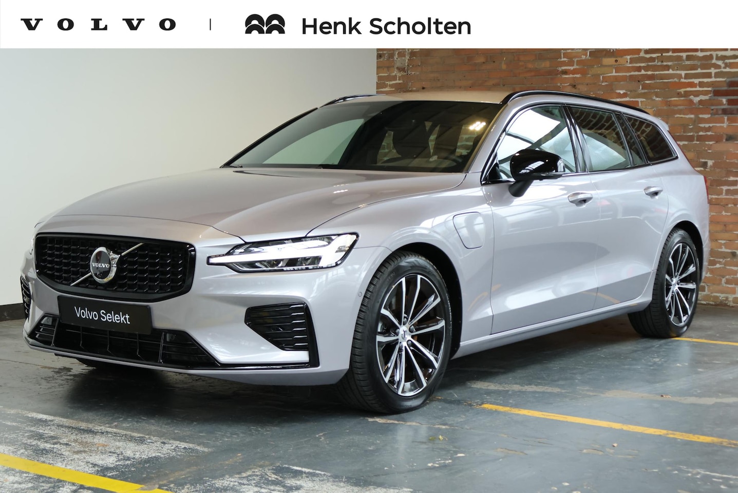 Volvo V60 - T8 Plug-in hybrid AWD Plus Dark | 360° Parkeercamera | Semi-Electrische Wegklapbare Trekha - AutoWereld.nl