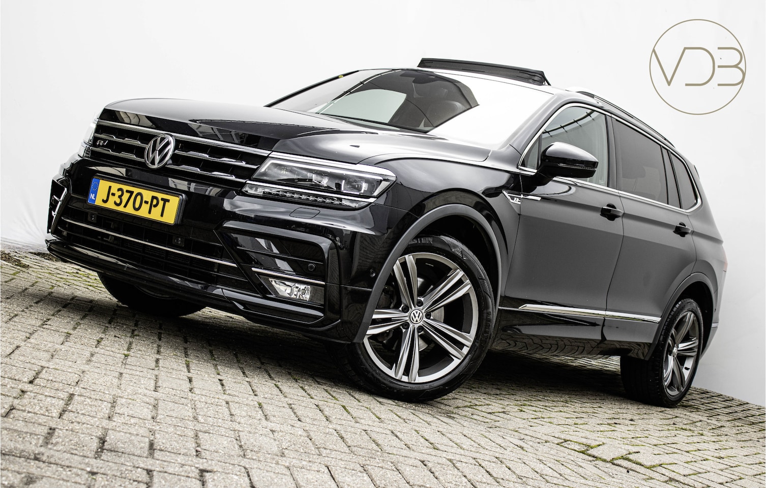 Volkswagen Tiguan Allspace - 1.5 TSI Highline Business R 7-Persoons PANO TREKHAAK - AutoWereld.nl