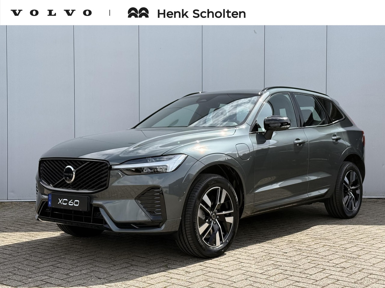 Volvo XC60 - T6 Plug-in hybrid AWD Plus Dark | Forest Lake Metallic | Navy Herringbone bekleding | Rond - AutoWereld.nl