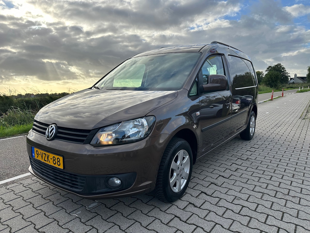Volkswagen Caddy Maxi - 1.6 TDI Leder, Trekhaak, PDC, Navi, Cruisecontrol, Airco - AutoWereld.nl