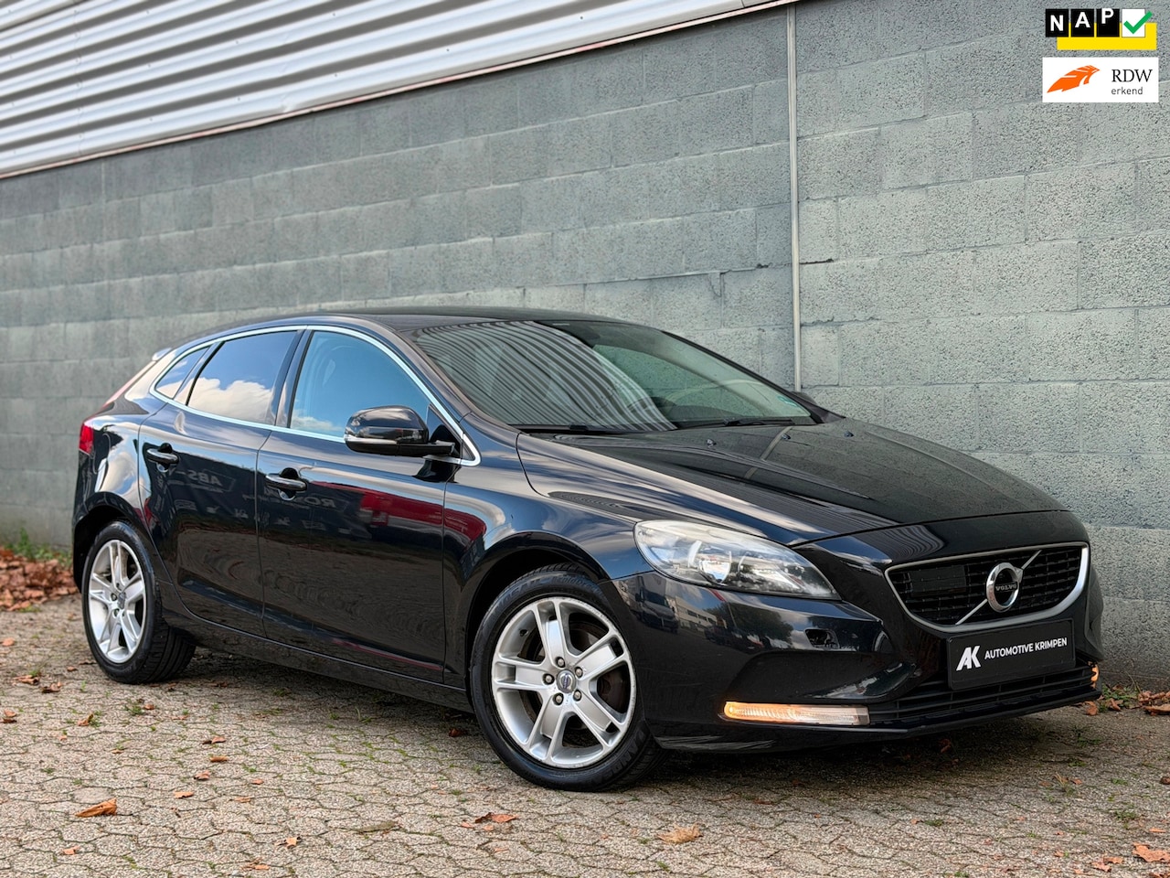 Volvo V40 - 1.6 D2 Momentum Airco|Navi|Trekhaak|Camera|Lmv|Nap|Boekjes - AutoWereld.nl